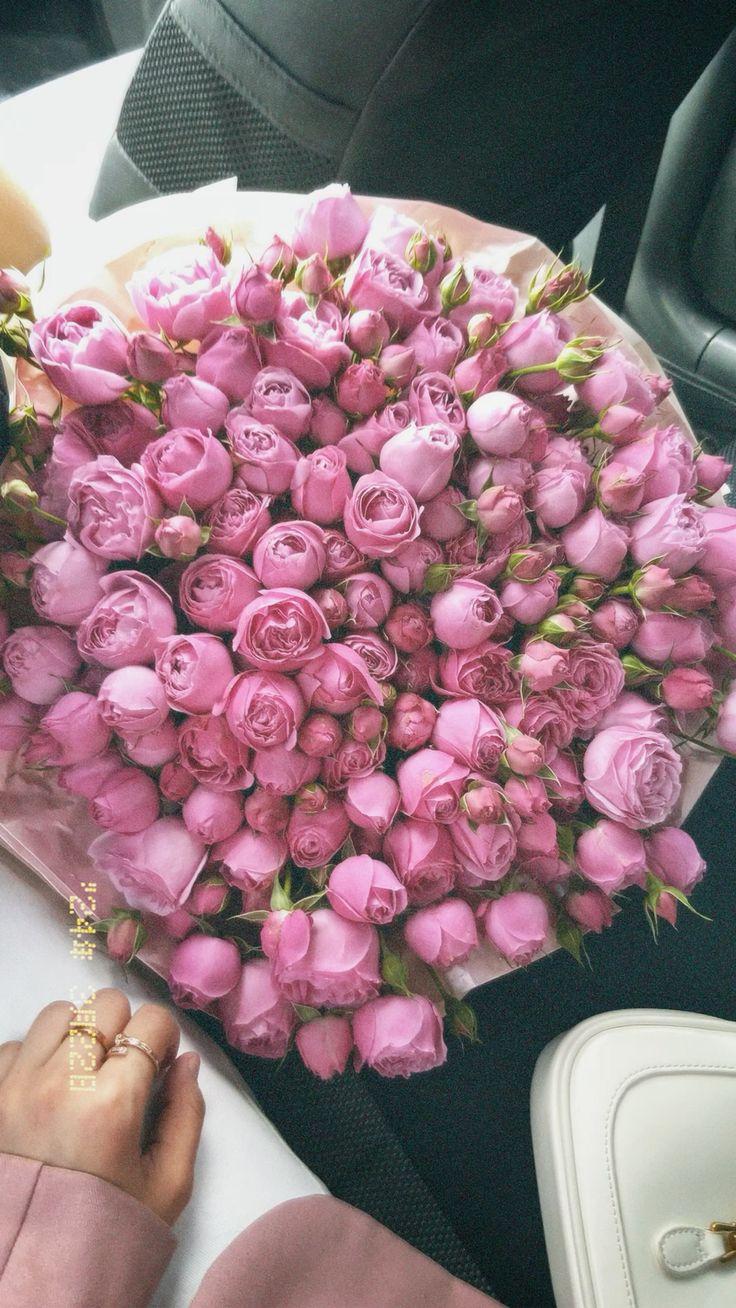 Studio Leaf Bundle workshop space where corporate flower arrangements are designed and prepared for business delivery